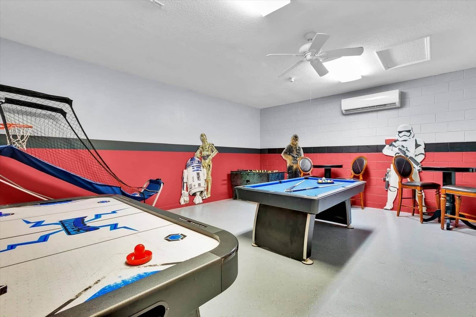 Retro Noir — 5-bedroom vacation home with a private pool at Windsor Hills Resort, Kissimmee, FL